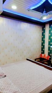 Zona d'estar a Hotel Raju Homestay Ayodhya 150 Meters from Shree Ram Janmbhoomi Temple 200 Meters from Ayodhya Dham Railway Station