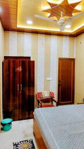 Llit o llits en una habitació de Hotel Raju Homestay Ayodhya 150 Meters from Shree Ram Janmbhoomi Temple 200 Meters from Ayodhya Dham Railway Station