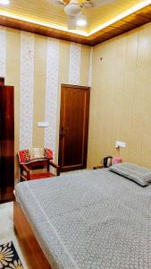 Llit o llits en una habitació de Hotel Raju Homestay Ayodhya 150 Meters from Shree Ram Janmbhoomi Temple 200 Meters from Ayodhya Dham Railway Station
