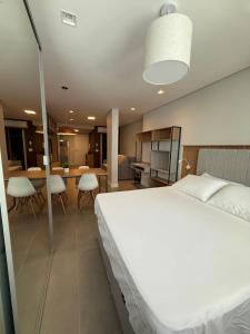 フロリアノポリスにあるStudio no Centro de Floripa 200m da Beira Marのベッドルーム(白いベッド1台付)、ダイニングルーム +24枚の写真