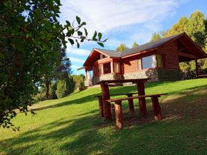 特来凡林Aldea Aliwen的田野长椅上的小房子