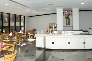 a kitchen and dining room with a table and chairs at Flat Hotel Sena Madureira (Apto 1108) in Sao Paulo