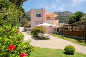a house with a garden and a patio at Boutique Hotel Casa Mariantonia in Anacapri