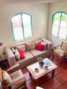 a living room with a couch and a table at Acogedora casa cerca de la Laguna, con pileta in Chascomús