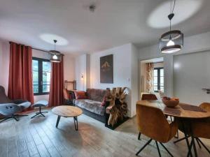 a living room with a couch and a table at Appartement Flocon de Neige, au coeur de Saint-Gervais in Saint-Gervais-les-Bains