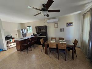 a kitchen and dining room with a table and a ceiling fan at JFM Apartamento in Coco