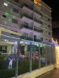budynek z choinką przed nim w obiekcie Brilho do mar Enseada w mieście Guarujá