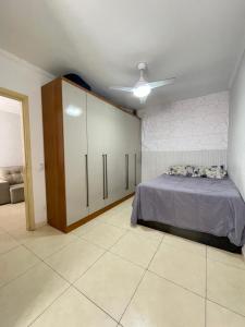 pokój z łóżkiem i szafkami w obiekcie Brilho do mar Enseada w mieście Guarujá