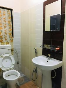 Uma casa de banho em BhupuSainik Guest House - Sauraha, Chitwan