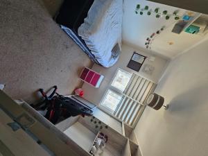 eine Draufsicht auf ein Schlafzimmer mit einem Bett und einer Treppe in der Unterkunft Cómodo departamento in La Serena