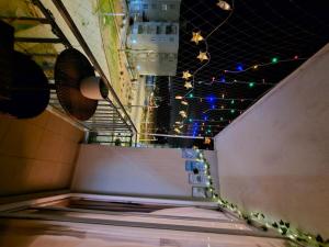 ein leeres Zimmer mit Weihnachtslichtern an der Decke in der Unterkunft Cómodo departamento in La Serena