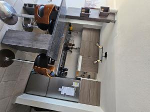 ein Modell einer Küche mit einem Stesteryasteryasteryasteryasteryasteryasteryasteryasterja in der Unterkunft Cómodo departamento in La Serena