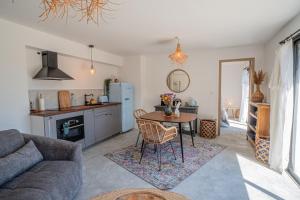 Kuchyň nebo kuchyňský kout v ubytování Les chênes verts + 8 fotografií