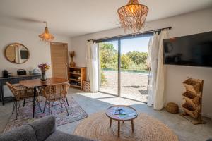 TV a/nebo společenská místnost v ubytování Les chênes verts