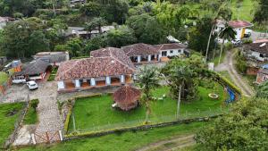 an aerial view of a house with a yard at chez yannick Hospedaje Los Amigos in Salento