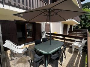 a table and chairs and an umbrella on a patio at Appartement idéal été ou hiver, pour skieurs et promeneurs, 4 personnes in Saint-Gervais-les-Bains +3 photos