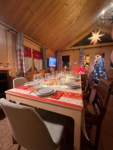 TV a/nebo společenská místnost v ubytování Le Chalet d’Andrea