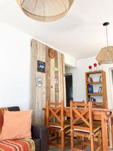 a living room with a table and two chairs at Casa con jardín y pileta en Chascomús, cerca de la Laguna in Chascomús