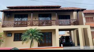 a car parked in front of a house with a balcony at Casa espaçosa a 300m do mar in Piçarras