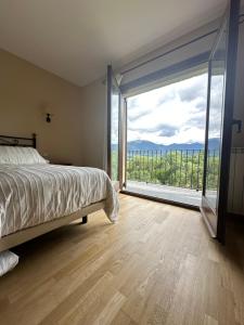 A bed or beds in a room at Hotel Cal Martri