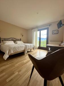 A bed or beds in a room at Hotel Cal Martri