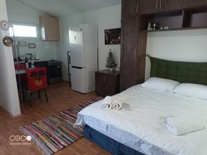 a bedroom with a bed with two towels on it at Bazaleti Field House in Karsimaantkari