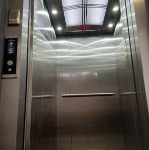 a metal elevator in a building with a ceiling at Departamento Vistas de Patzcuaro con terraza vista hacia el lago in Pátzcuaro