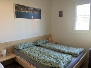 A bed or beds in a room at Emma‘s Riva-Dream - sonnige 2-Zimmer-Wohnung mit Garage und Balkon in Riva del Garda