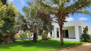 Gallery image of Aux chants d'oiseaux in Ngaparou