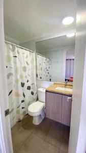 イキケにあるModerno departamento con vista única - Iquiqueのトイレ、洗面台、鏡を備えたバスルーム