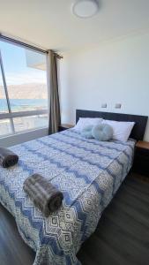 a bedroom with a bed with a view of the desert at Departamento vista al mar cerca de todo in Iquique +22 photos