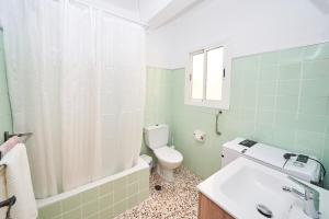 ein Badezimmer mit Toilette und Waschbecken in der Unterkunft Cielo Azul in Nerja + 17 Fotos