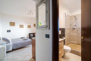 bagno con letto, servizi igienici e lavandino di The Lemon Tree a Taormina