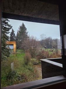 HadersfeldにあるWienerwald-Panoramaの庭を望む家の窓