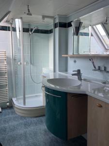 une salle de bain avec une baignoire, un lavabo et une douche dans l'établissement Ferienwohnung Ruppbergblick, à Zella-Mehlis