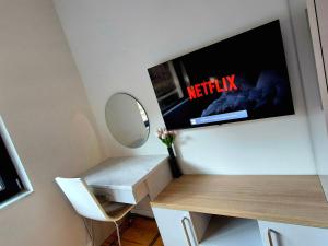TV a/nebo společenská místnost v ubytování The VERTEX