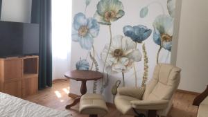 a bedroom with a mural of flowers on the wall at Les Haltes du Clos du Petit Dannezy in Cour-Cheverny