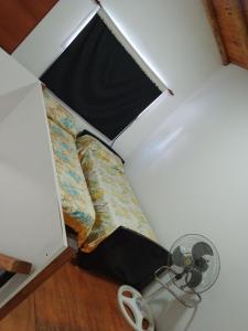 Habitación con cama con sombrilla y ventilador. en Dpto Evelyn, en Villa Cura Brochero