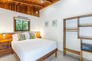 Voodi või voodid majutusasutuse Makanas Beach Bungalows toas
