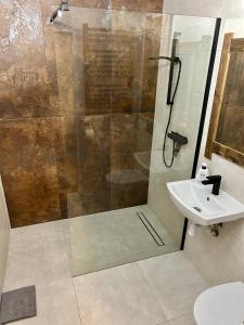 Ένα μπάνιο στο Apartament Natura