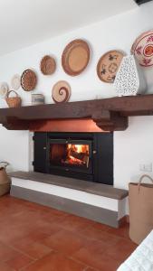 sala de estar con chimenea y fogones en Casa Iriai, en Dorgali