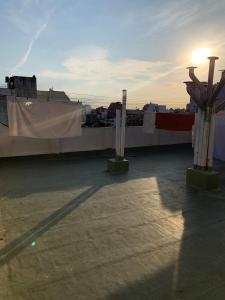 ein Dach mit Sonne auf einem Dach in der Unterkunft Cozy & Bright 2amb Belgrano Coghlan in Buenos Aires