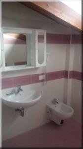 a bathroom with a sink and a mirror at Albergo Il Cacciatore in Ovindoli