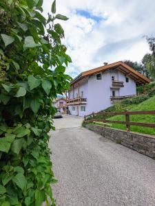 een huis met een hek naast een weg bij Casa Lagoraiview in Carano