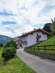 een wit huis op een heuvel met een hek bij Casa Lagoraiview in Carano