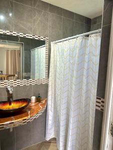 Koupelna v ubytování ShkyBlue Suites