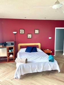 Postel nebo postele na pokoji v ubytování ShkyBlue Suites