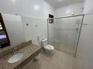een badkamer met een toilet, een wastafel en een douche bij Eco Pousada Villa Verde in Bonito +84 foto's