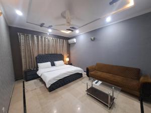 Un pat sau paturi într-o cameră la Vacation Home Islamabad