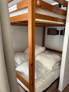 ein paar Etagenbetten in einem Zimmer in der Unterkunft Les Marmottes in Montgenèvre